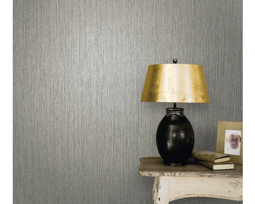 Close-up van een gestructureerd behang in een kamer met tafel en lamp