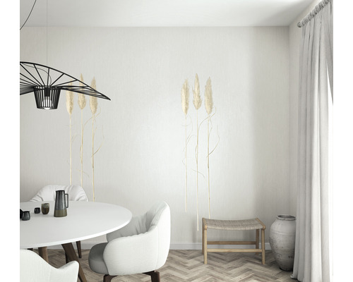 Lichte eetkamer met eettafel, stoelen, lamp en decoraties