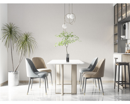 Lichte eethoek met eettafel, stoelen, lamp en potplanten voor een vriendelijke sfeer