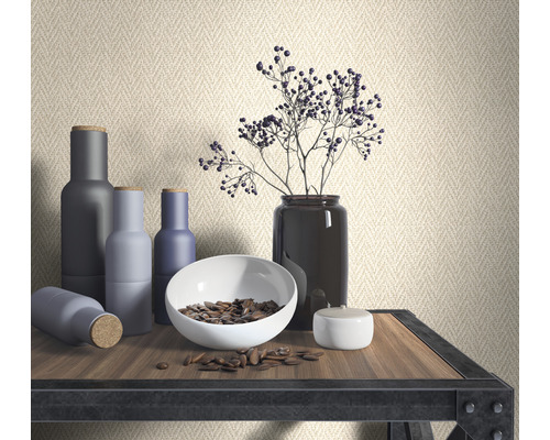 Decoratieve schikking met vazen, schaal en plant op een tafel.