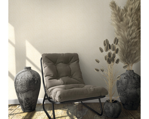 Woonkamer met fauteuil, vazen en patroonbehang voor een gezellige sfeer