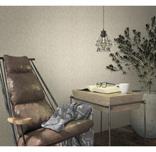 Woonkamer met stoel, bijzettafel en decoratief behang