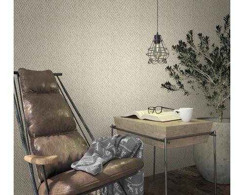 Woonkamer met stoel, bijzettafel en decoratief behang