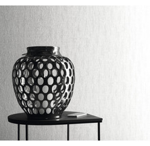 Decoratieve vaas met gaatjespatroon op een tafel