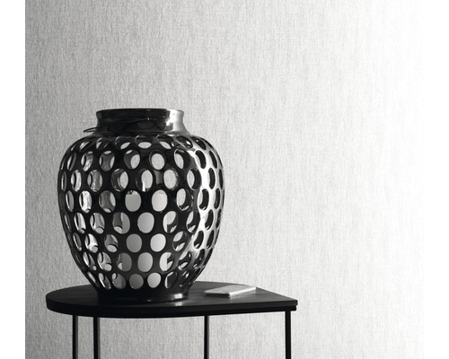 Decoratieve vaas met gaatjespatroon op een tafel