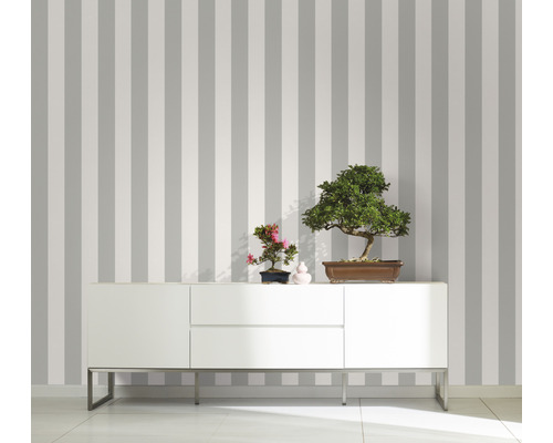 Kamerweergave met gestreept behang, dressoir en bonsai boompjes