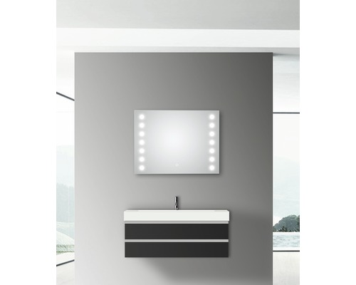 Badkamer met wastafelonderkast en spiegel met verlichting