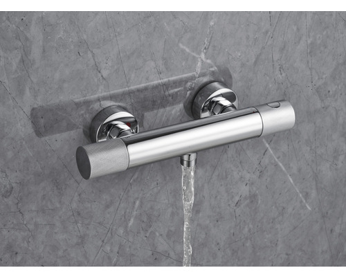 Opbouwthermostaatkraan met waterstroom voor een grijze muur