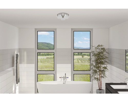 Badkamer met vrijstaand bad, handdoekradiator, ramen en plafondlamp