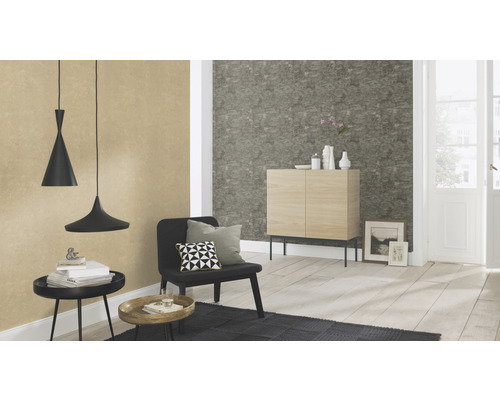 Woonkamer met behang, kast, stoel, tafel en hanglampen