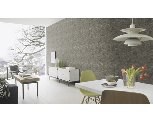 Lichte woonkamer met eettafel, dressoir en decoratief wandbehang