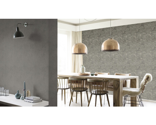 Eetkamer met eettafel, stoelen, hanglampen en wandlamp