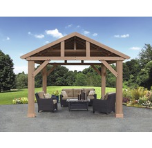 Houten tuinpaviljoen met tuinmeubelen op een terras