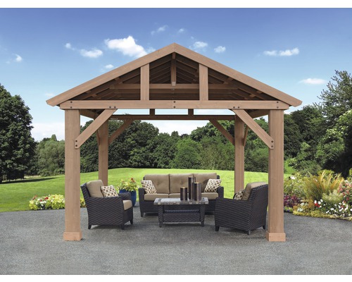 Houten tuinpaviljoen met tuinmeubelen op een terras