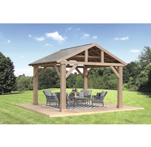 Houten tuinpaviljoen met tuinmeubilair op een terras in de tuin