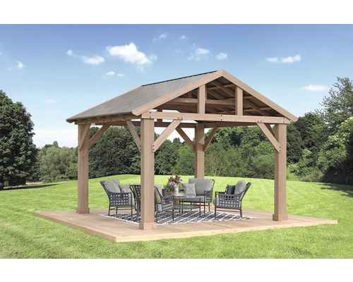 Houten tuinpaviljoen met tuinmeubilair op een terras in de tuin