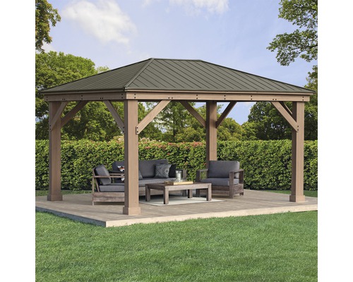 Tuinpaviljoen met houten frame en metalen dak op een terras met tuinmeubelen