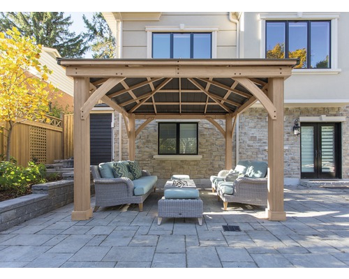 Vrijstaande paviljoen met tuinmeubelen op een terras