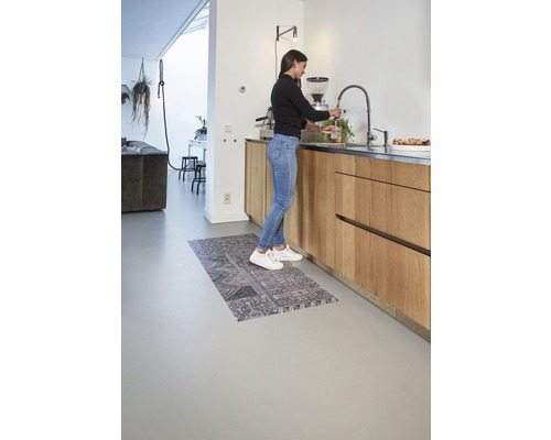 Moderne keuken met gootsteen, keukenkraan en een keukenmat met motief