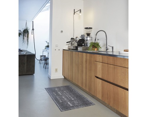 Keukenscène met keukentapijt, gootsteen en keukenapparatuur