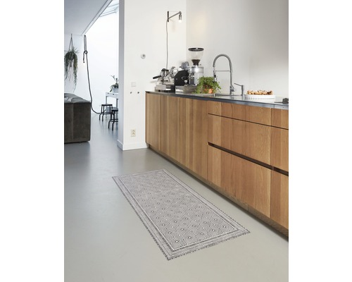 Interieurfoto van een keuken met een vloerkleed met patroon