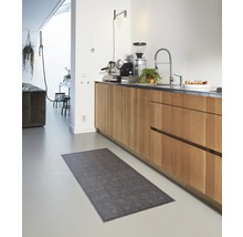 Moderne keuken met keukenloper en houten elementen