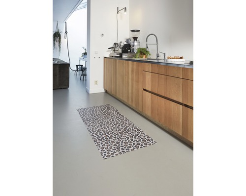 Keuken met keukenloper met luipaardprint