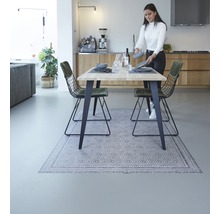 Eetkamer met tafel, stoelen en vloerkleed in modern design