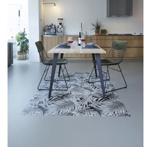 Eettafel met stoelen en vloerkleed in een lichte eetkamer