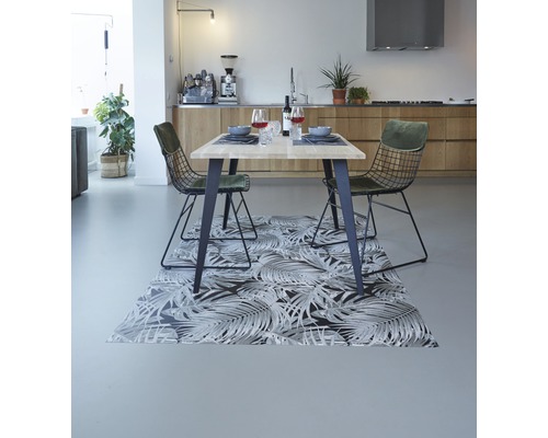 Eettafel met stoelen en vloerkleed in een lichte eetkamer