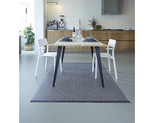 Eettafel met stoelen en vloerkleed in moderne keukenopstelling