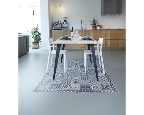 Eetgedeelte met eettafel, stoelen en vinylvloer met patroon