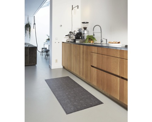 Moderne keuken met grijs vloerkleed op de vloer