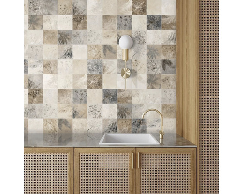 Badkamer met wandtegels in patchwork look, wastafel en wastafelonderkast