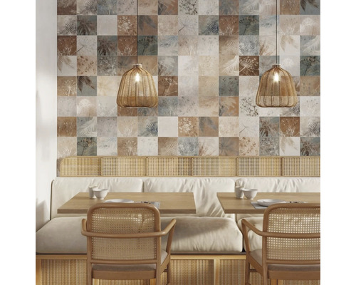 Eetgedeelte met vierkante wandtegels in verschillende designs en twee hanglampen