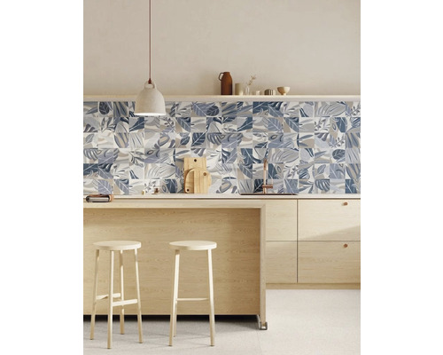 Lichte keuken met kookeiland, barkrukken en tegels met bladmotief