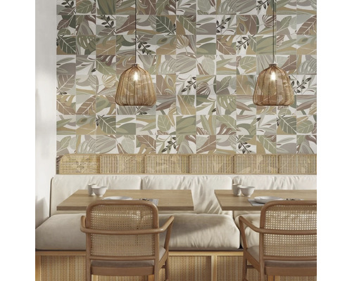 Interieur met wandtegels in bladdesign, zitgedeelte en rotanmeubels