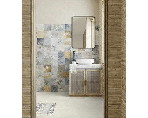 Lichte badkamer met een bloemmotief tegelwand, wastafelmeubel met spiegel en houten deuren