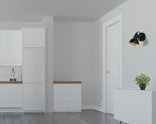 Lichte kamer met kitchenette, ladekast en een zwarte wandlamp