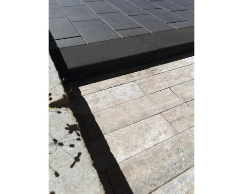 Bestrating met betonnen straatstenen buitenshuis