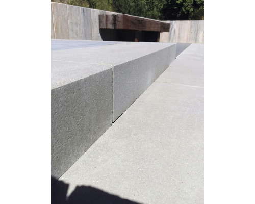 Close-up van betonnen trappen in de buitenlucht