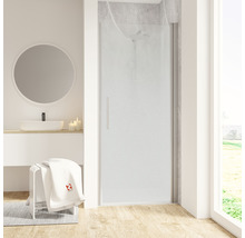 Moderne badkamer met douchedeur, wastafel en spiegel