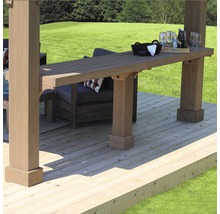 Detail van een houten tuinpaviljoen met een bartafel en zitplaatsen buiten op een terras.