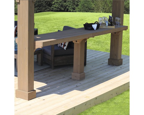 Detail van een houten tuinpaviljoen met een bartafel en zitplaatsen buiten op een terras.