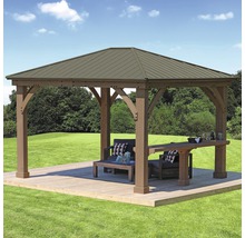 Paviljoen met houten balken en metalen dak op een houten terras in de tuin