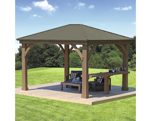 Paviljoen met houten balken en metalen dak op een houten terras in de tuin