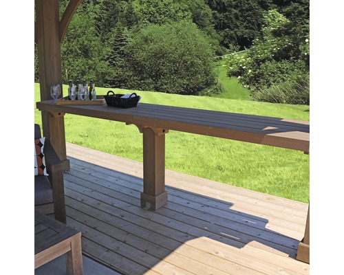 Houten terras met statafel, glazen en drankjes op de achtergrond