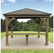 Paviljoen met houten balken en metalen dak in de tuin