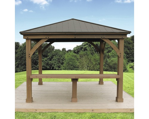 Paviljoen met houten balken en metalen dak in de tuin