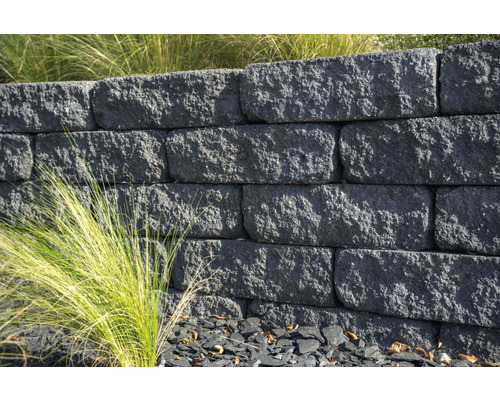 Tuinmuur van betonstenen met straatstenen